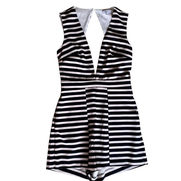 EUC Lucy Paris black and white striped deep v romper w/ pockets & pleats. Sz S. - Picture 5 of 11